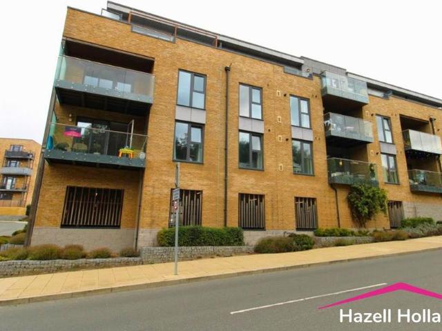 Flat for sale in Castle Hill, Dartford