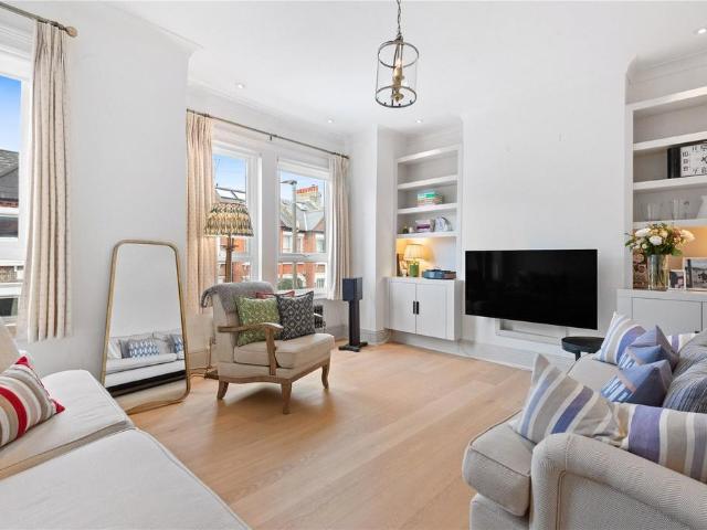 Flat for sale in Balham, Greater London