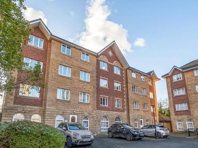 Flat for sale in Salford Quays, Salford