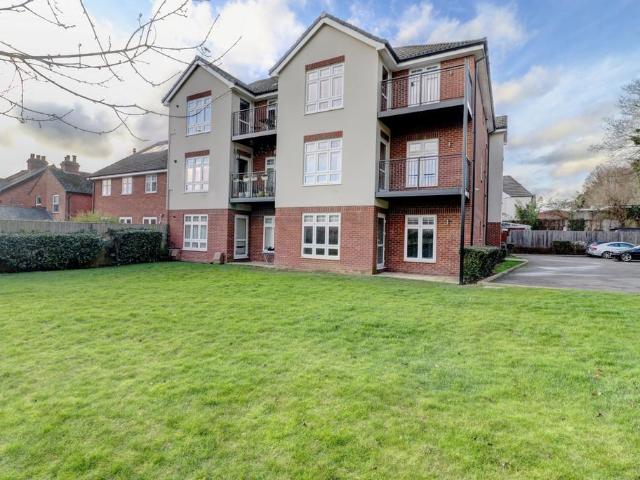 Flat for sale in Totteridge, Cressex