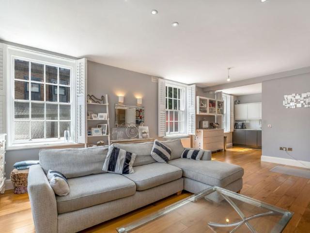 Flat for sale in Woodcote, Epsom