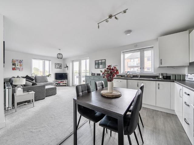 Flat for sale in Kingsmead, Shenley Brook End