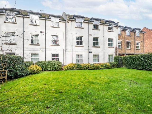 Flat for sale in Dunstable, Bedfordshire