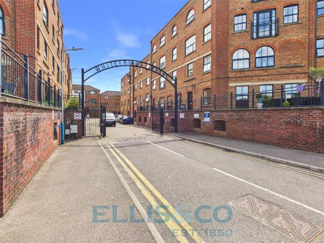 Flat for sale in Brook Street, Bourne Vale