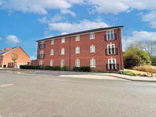 Flat for sale in Houghton Regis, Bedfordshire
