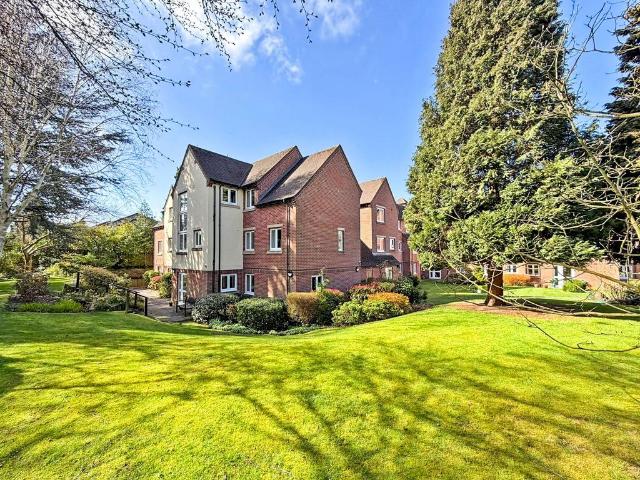 Flat for sale in Goldthorn Hill, Penn