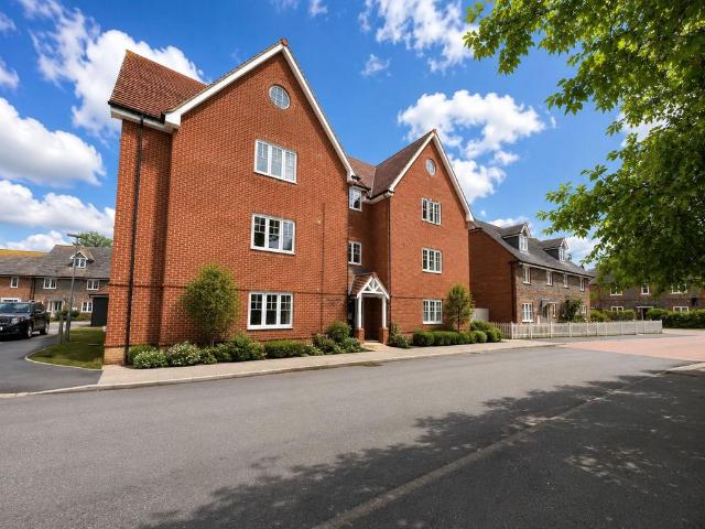 Flat for sale in Chipping Hill, Essex