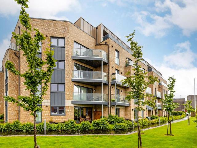 Flat for sale in Shawmoss, Shawlands