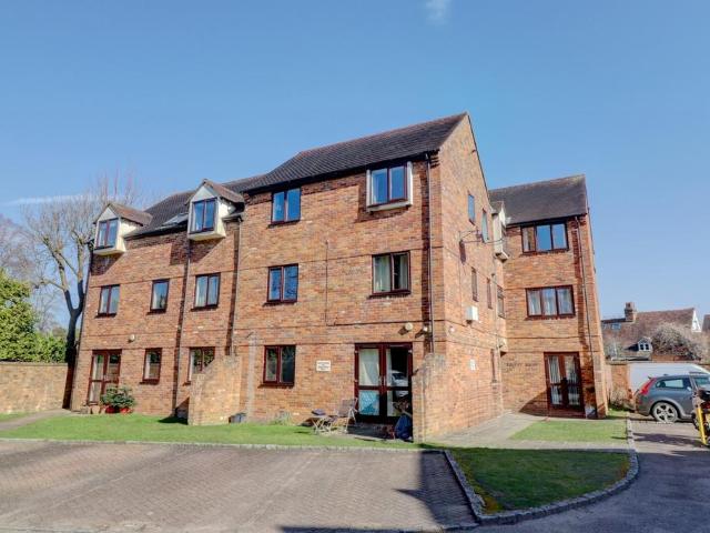 Flat for sale in Princes Risborough, Buckinghamshire