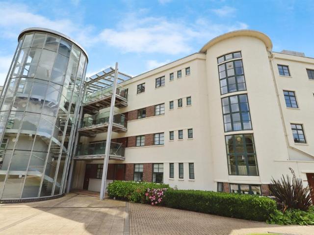 Flat for sale in Barry, Wales