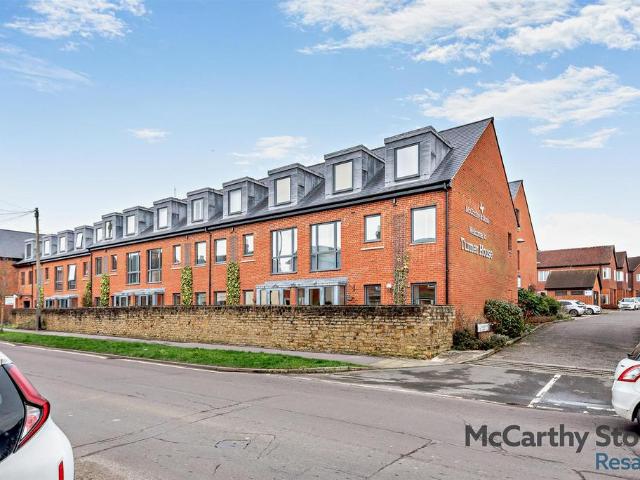 Flat for sale in Littlecote, West Sussex