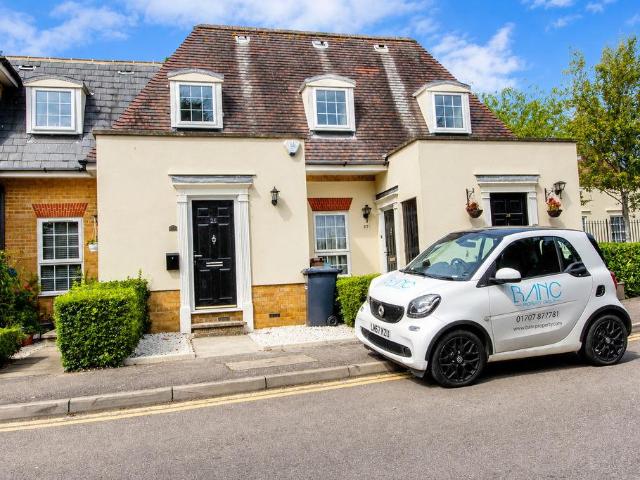 Flat for sale in Goffs Oak, Broxbourne