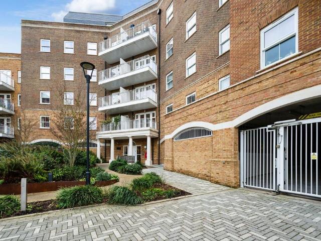 Flat for sale in Oxted, Hillview