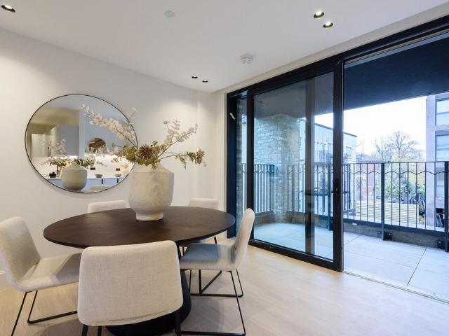 Flat for sale in London Borough of Ealing, Greater London