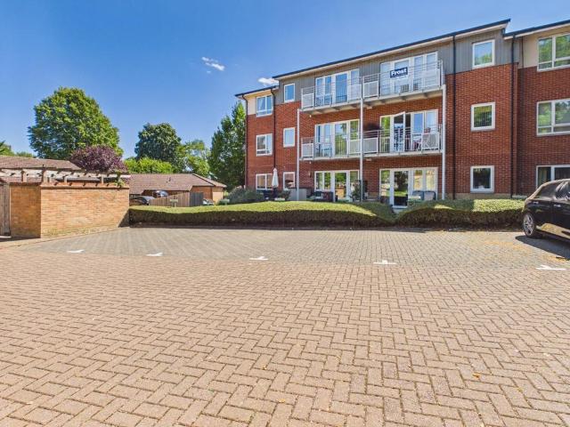 Flat for sale in Denham