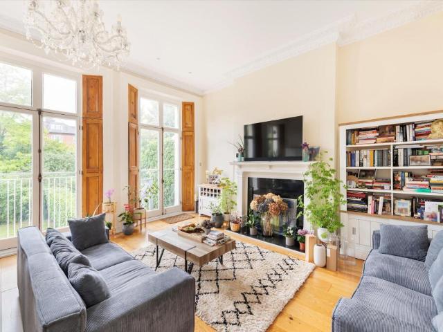 Flat for sale in Belsize Park, Greater London