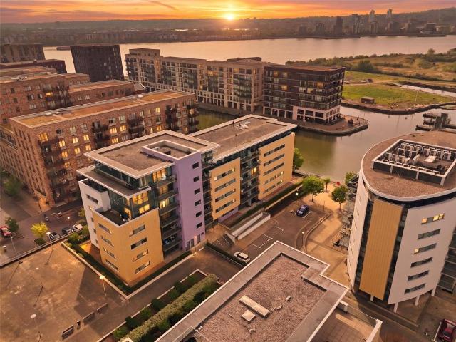 Flat for sale in Reach, Greater London