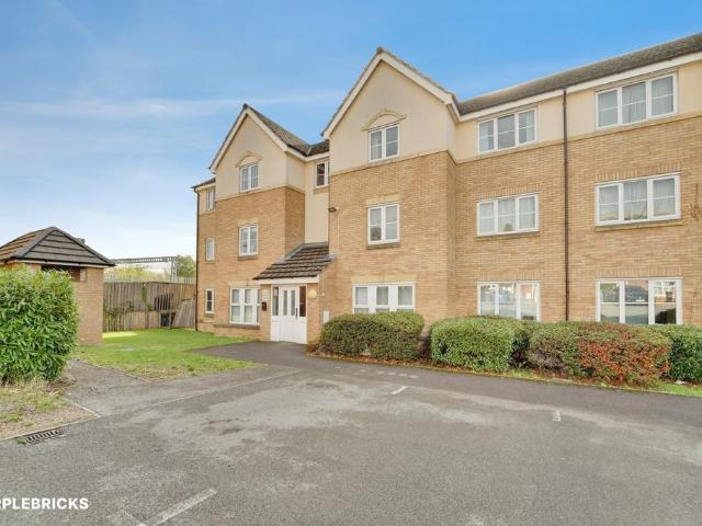 Flat for sale in Queens Park, Bedford