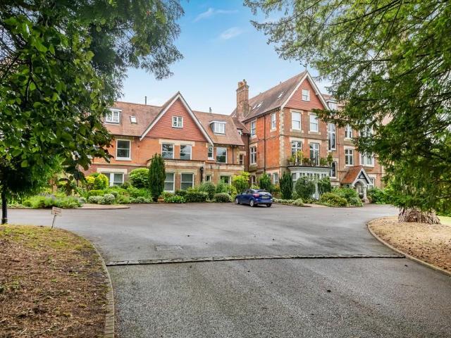 Flat for sale in Nutfield, Hillview