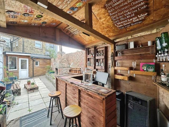Flat for sale in Upton Park, Greater London
