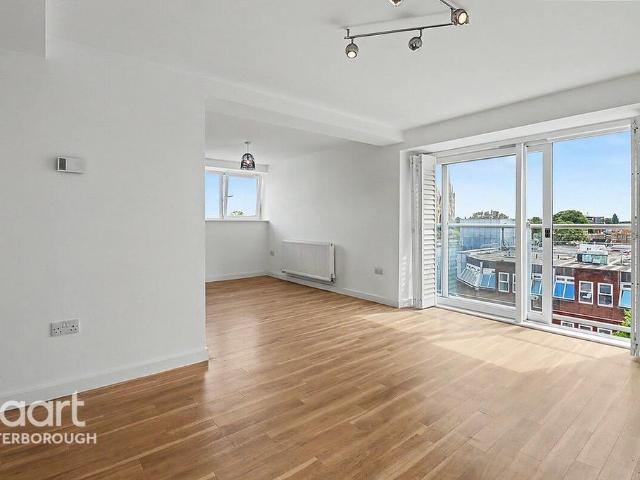 Flat for sale in Eastgate, Peterborough