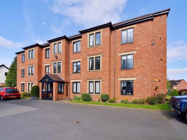 Flat for sale in Abbey End, Green Close