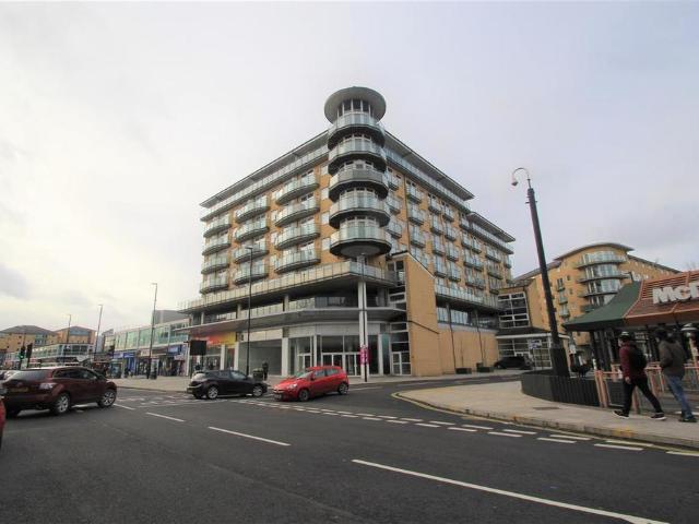 Flat for sale in London Borough of Hounslow, Feltham