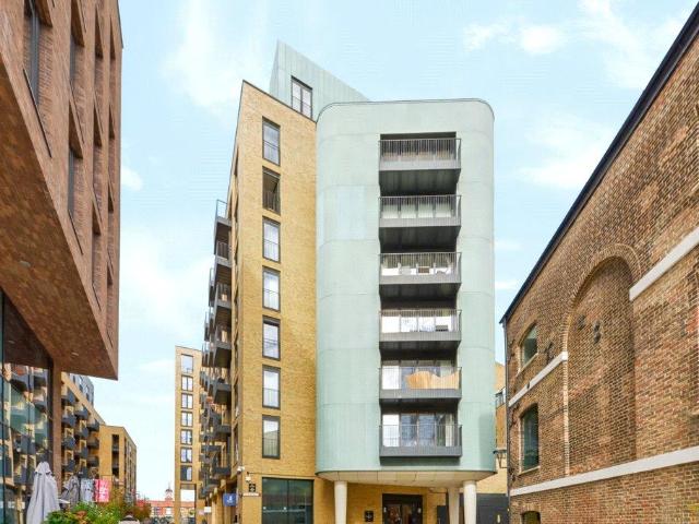 Flat for sale in London Borough of Wandsworth, Greater London