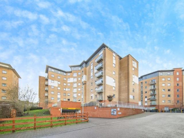 Flat for sale in Hythe, Fordham Heath