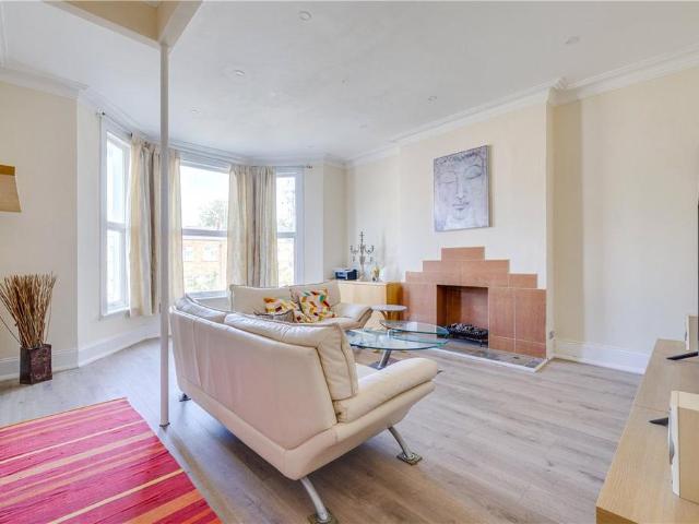 Flat for sale in Kensington, Greater London