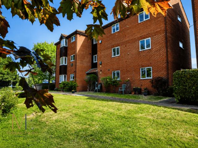 Flat for sale in Sevenoaks, The Butts
