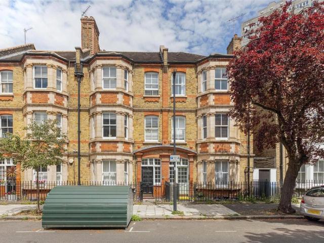 Flat for sale in Kennington, Greater London