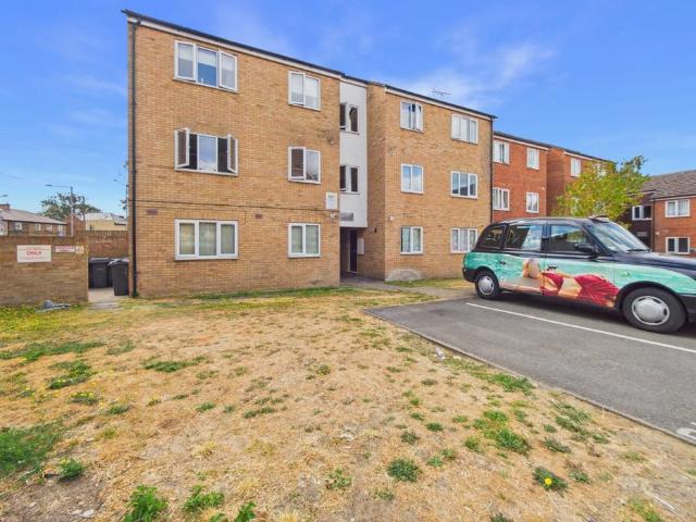 Flat for sale in South Ockendon, Essex