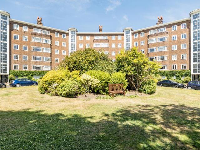 Flat for sale in Petersham, Greater London