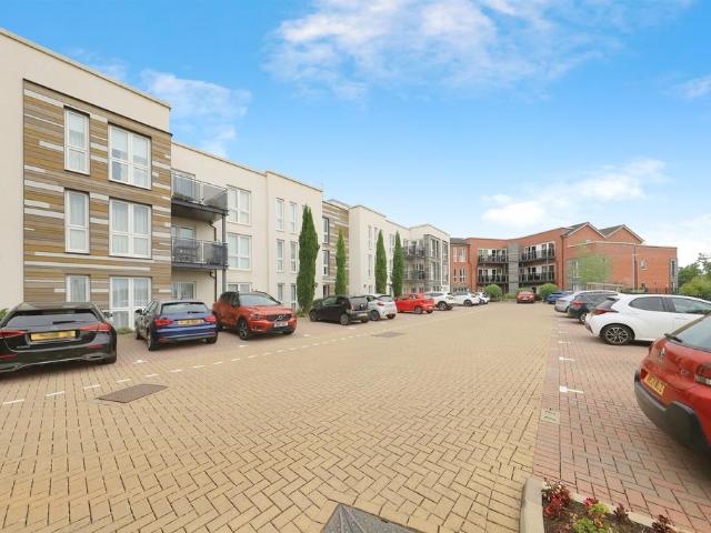 Flat for sale in Bromsgrove, Worcestershire
