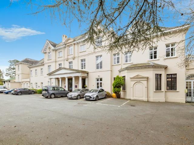 Flat for sale in Bushey