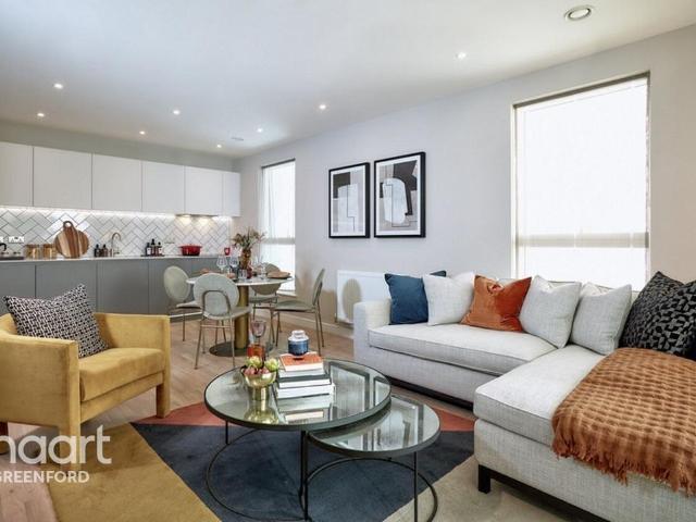 Flat for sale in London Borough of Ealing, Greater London