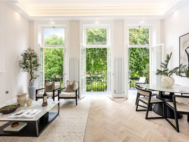 Flat for sale in Earl's Court, Greater London