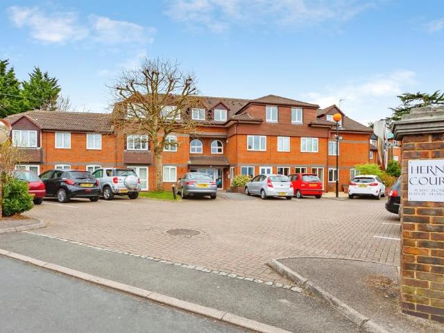 Flat for sale in Bushey, Bushey Heath