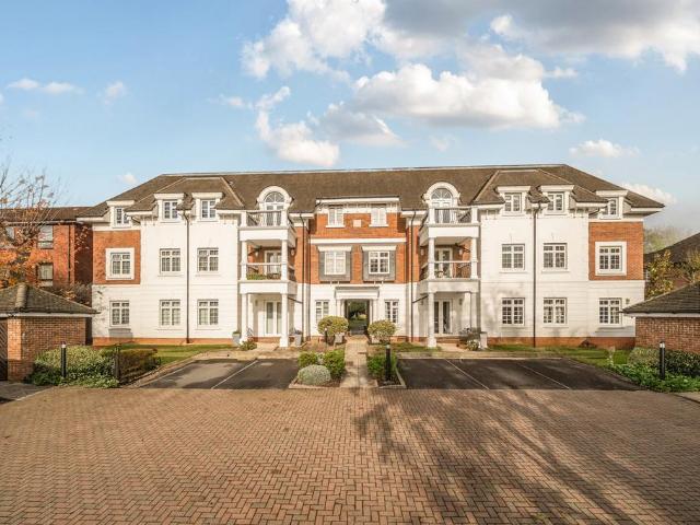 Flat for sale in Northwood, Greater London