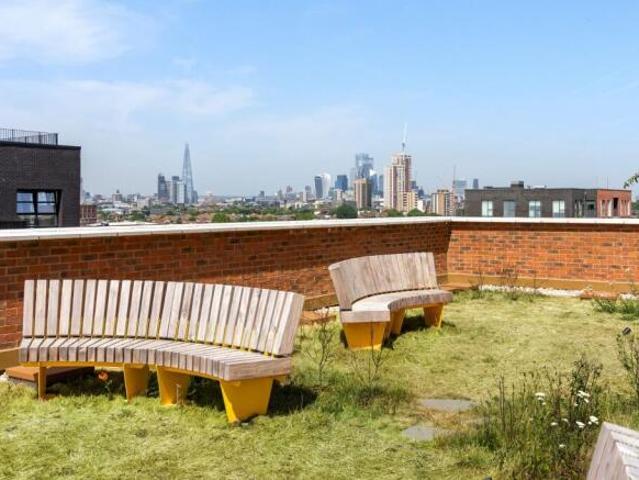 Apartment for sale in Cat Hill, England