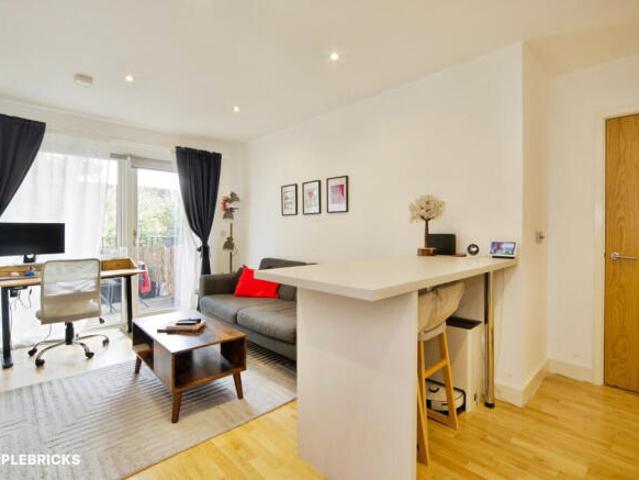 Apartment for sale in Cat Hill, England