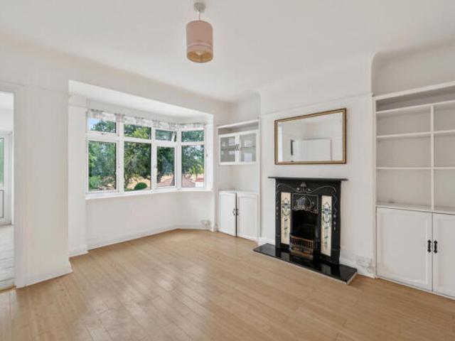 Apartment for sale in London Borough of Merton, Raynes Park