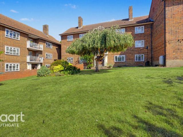 Apartment for sale in Rush Green, Greater London