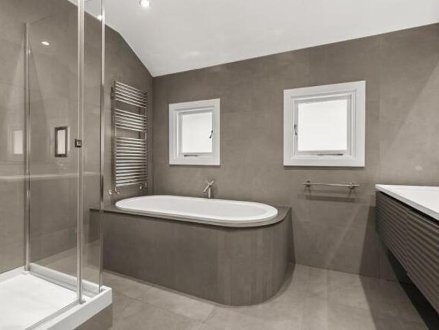 Apartment for sale in Cat Hill, England