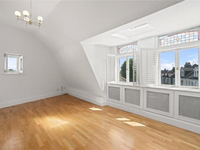 Apartment for sale in St Margarets, Greater London