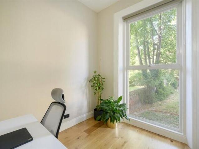 Apartment for sale in Cat Hill, England