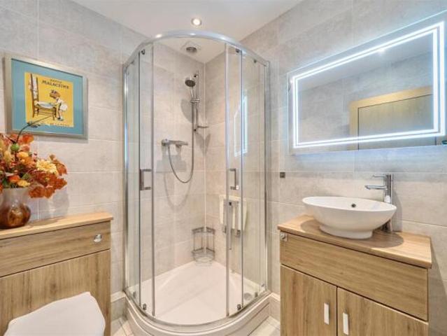 Apartment for sale in Isleworth, Greater London