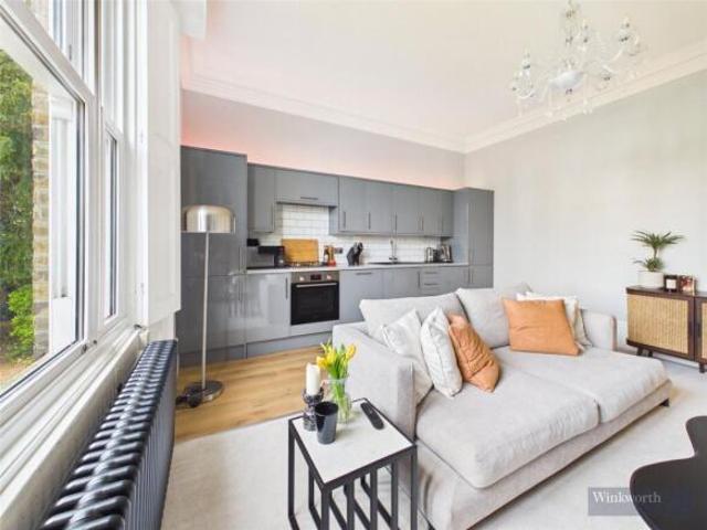 Apartment for sale in Surbiton, Greater London