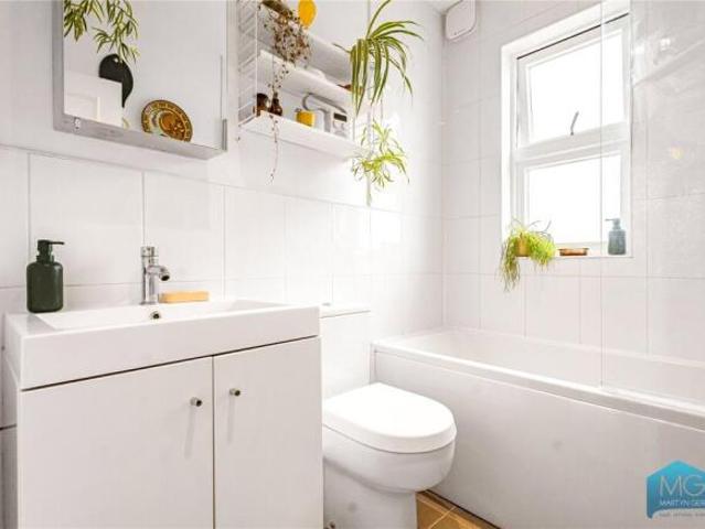 Apartment for sale in Cat Hill, England